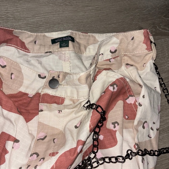 Wild Fable camo pants with chain - Picture 2 of 3